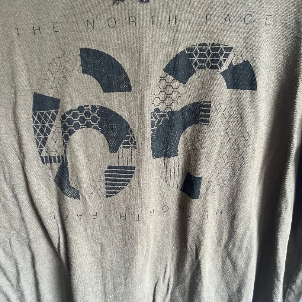 Men’s S Green/Black The North Face Standard Fit Graphic Print 3/4 Sleeve Shirt